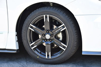 試乗車の足元には「アルミロードホイールLMX6」が装着されていた。タイヤサイズは245/45R19。