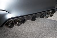 CFRP製リアディフューザーの両端には、専用のチタン製テールパイプがのぞく。