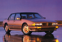 「ポンティアック・ボンネヴィル」
    「ボンネヴィル」は独立したモデルとしては1958年から発売された。初代は2ドアハードトップとコンバーチブルのみの構成だったが、後に4ドアセダンやステーションワゴンも追加される。2006年にGMのラインナップから落とされた。映画に登場するのは、1990年頃の第8世代モデル。
    
    