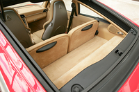 この状態ではラゲッジスペースと呼ぶほどの空間はないが、バックレストを倒すことで大幅に拡大される。日常的に個人が持ち運ぶ荷物なら大抵は収まってしまうのではないだろうか。