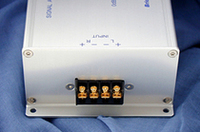 純正オーディオのアンプで増幅されたスピーカー用信号をそのままここに接続する。