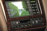 「交通情報」ボタンを備えた1993年「トヨタ・クラウン」のオーディオ操作盤。