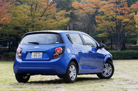 テールライトは丸型4灯となり、フロントのデザインと足並みをそろえている。リアのドアハンドルはCピラーに組み込んだデザインを採用し、一瞬3ドアハッチバックのようにも見える。