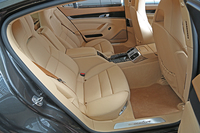 150mmのホイールベース延長により、広々とした空間を手に入れた「エグゼクティブ」のリアシート。快適な乗り心地を提供するため、エグゼクティブにはエアサスペンションが標準装備となる。
    