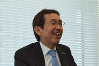 中村史郎：
1950年10月17日生まれ。武蔵野美術大学で工業デザインを専攻し、卒業後にいすゞ自動車株式会社入社。GMデザインアドバンススタジオで働いた後、いすゞ自動車株式会社デザインセンター部長を務める。日産自動車には1999年に入社し、2000年より同社デザイン本部長に就任。現在はチーフクリエイティブオフィサーとして、デザインとブランドマネージメントを担当する。
