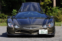 追加装備されるカーボン製のエアロパーツは、ボンネット、フロントフェンダー、リップスポイラー、トランクフード、リアフェンダー、リアスカート。