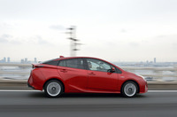 車体の床下やバンパーの下部にいたるまで、空気の流れを考え抜いたという新型「プリウス」。空力性能を示すCd値は0.24を実現した。