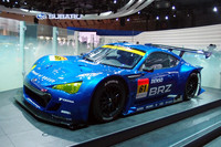 こちらは「BRZ」のレーシングカー。大きなフェンダーやリアウイングが目を引く。
