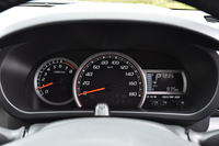 メーターの仕様もモデルによって異なり、「ブーン シルク」「パッソ モーダ」にはシルバー装飾付きの2眼式オプティトロンメーターが装備される。