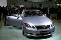 
	「GS450ｈ」、来年投入予定の「GS」のハイブリッド版である。3.5リッターV6とモーターのカップリング。
	 