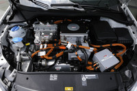 電気モーターのほか、インバーター、DC/DCコンバーター、充電モジュールなどの補助装置はフロントのエンジンルーム内に収まる。モーターは1段の“トランスミッション”とデフと一体化されており、重量は80kgという。