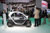 「ルノー・トゥイジー」はタンデム2座の小型電気自動車。
