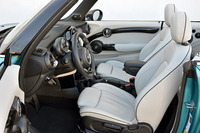 「クーパーS」のフロントシートには、シートヒーターが標準装備される。