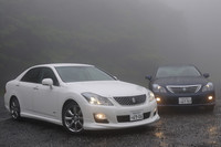 13代目から仲間入りした「クラウンハイブリッド」（写真奥）と。見た目の違いを際立たせるエアロパーツは、トータル17万2200円の販売店装着オプション。