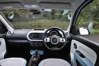 スポーティーさとポップさが同居するインテリア。インテリアトーンはボディーカラーに合わせて「ブルー」（写真）、「ルージュ（赤）」「ブラン（白）」が用意されている。