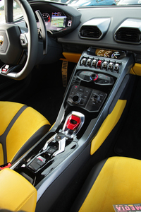 大型の液晶モニターはダッシュボード中央にはない。運転席のメータークラスター内に置かれ（サイズは12.3インチ）、エンジン回転計のほか、ナビ画面なども表示する。