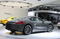 ポルシェは、2.7リッターの「ケイマン」と3.2リッターの「ケイマンS」の2タイプを設定する。