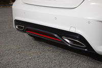 「A180スポーツ」と「A250シュポルト 4MATIC」に採用された、マフラー一体型のリアバンパー。