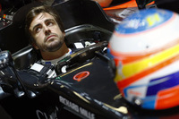 開幕戦の大クラッシュで第2戦を欠場したフェルナンド・アロンソ（写真）が中国で復帰。マクラーレン・ホンダは今季の目標であるQ3進出を目指したが、ニコ・ヒュルケンベルグのクラッシュで赤旗。最後の1分を残しQ2セッション終了となったことでアタックを断念せざるをえなくなり、アロンソ12位（ヒュルケンベルグのペナルティーで11位）、ジェンソン・バトン13位（同12位）と不完全燃焼に終わった。レースでは両ドライバーともピット作戦がうまく機能せず、アロンソ12位、バトン13位完走。（Photo=McLaren）