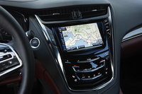 「CUE（キャデラック・ユーザー・エクスペリエンス）」とは、2012年に導入が開始されたインフォテインメントシステム。カーナビやオーディオ、Bluetooth通信などの機能を、8インチのタッチスクリーンで操作できる。