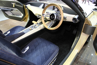 3スポークのステアリング、円形メーターなどクラシックな意匠を持つ、カジュアルで明るい雰囲気のインテリア。シートの表面はデニム地。
    