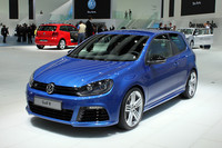 先代「ゴルフR32」の実質的な後継車となる「ゴルフR」。2リッター直4ターボエンジンで270psを発生し、「4MOTION」すなわち4WDシステムを採用する。