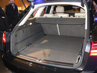 トランクルーム容量は、5人乗り時で565リッター、2人乗り時で最大1680リッター。