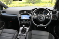 「ゴルフR」のインストゥルメントパネルまわり。センタークラスターにはVW純正のインフォテインメントシステムが標準装備される。