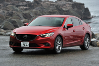 マツダ・アテンザセダンXD Lパッケージ
    ボディーサイズ：全長×全幅×全高＝4860×1840×1450mm／ホイールベース＝2830mm／車重＝1510kg／駆動方式＝FF／エンジン：2.2リッター直4 DOHC 16バルブ ディーゼルターボ／トランスミッション：6段AT／最高出力：175ps/4500rpm／最大トルク：42.8kgm/2000rpm／タイヤ：（前）225/45R19 （後）225/45R19／価格：345万2500円