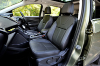 「タイタニアム」グレードではフルレザーシートのほか、「デュアルパネルサンルーフ」（フロント電動開閉式）が標準で備わるなど、インテリアの装備は充実している。
    