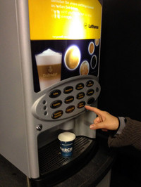 ドイツにおけるルフトハンザ・ドイツ航空出発ゲートでおなじみの無料ホットドリンク供給器。景気後退の折、大変だと思うが、維持してほしいサービス。