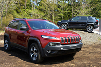 
    6年ぶりのフルモデルチェンジを果たした「ジープ・チェロキー」。日本で2014年5月17日に発売される最新型は、4代目にあたる。
    