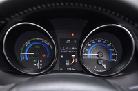 メーターは2眼式。ハイブリッド車ではエンジン回転計に代わってエネルギーフローメーターが装備されるほか、中央のインフォメーションディスプレイにもハイブリッドシステムの作動状態が表示される。