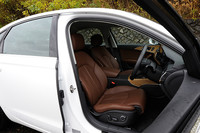 テスト車にはビューフォートオークのデコラティブパネル（5万円）のオプションが装着されていた。