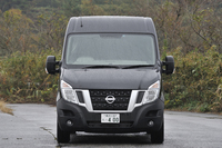 今回の試乗車は、特装・特架車両の設計開発、製作を行う横浜のトノックスから借用したもの。テストした4ドア・7人乗りのほか、4ドア・3人乗りも輸入・販売している。いずれも、FFの全長5550mm仕様。