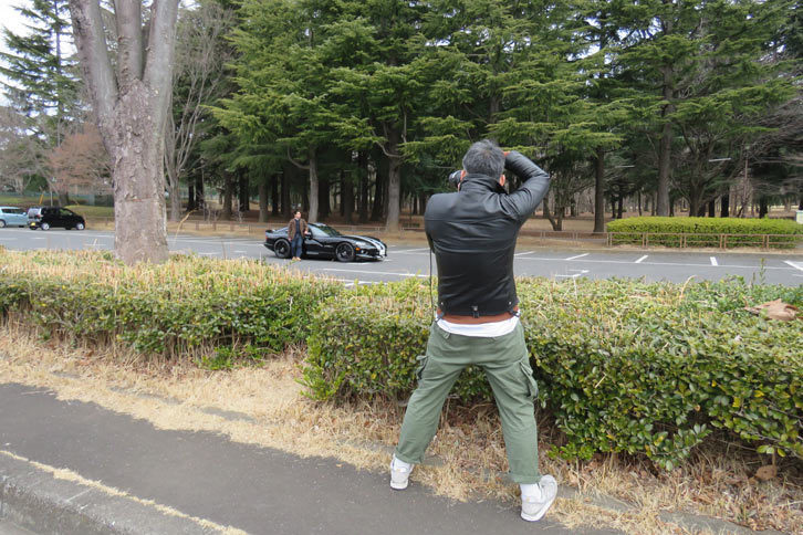 激写される「ダッジ・バイパー」とへっぽこオーナーの図。「なんで俺なんかに声かけたんです？」「排気量が8リッターとか、そんな変なクルマ乗ってるのホッタ君ぐらいだから」