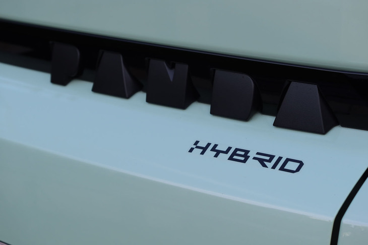 フィアット・グランデパンダ（リアエンドの「HYBRID」ロゴ）