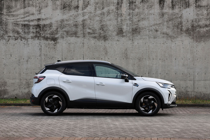 「キャプチャー エスプリ アルピーヌ フルハイブリッドE-TECHリミテッド」のボディーサイズは全長×全幅×全高＝4240×1795×1590mm、ホイールベースは2640mm。これらの数値は、ベースモデルと同一である。