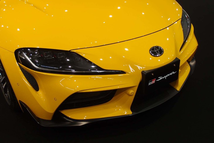 複雑な造形のフロントまわり。フルLEDの6灯式ヘッドランプは、全グレード共通の装備。