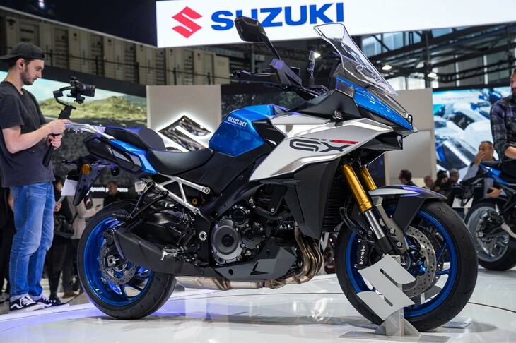 スズキのスポーツアドベンチャーモデル「GSX-S1000GX」。ネイキッドスポーツモデルの「GSX-S1000」や、スポーツツーリングモデル「GSX-S1000GT」と、フレームやエンジンといった主要コンポーネントを共有する。こちらも「GSX-8／Vストローム800」シリーズと同様、単一フォーマット・マルチアウトプットを進め、その成果が出たモデルといえるだろう。
