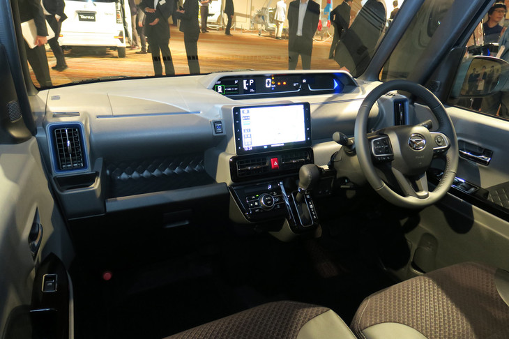 ダイハツ・タントカスタムRS（用品装着車）（インストゥルメントパネルまわり）