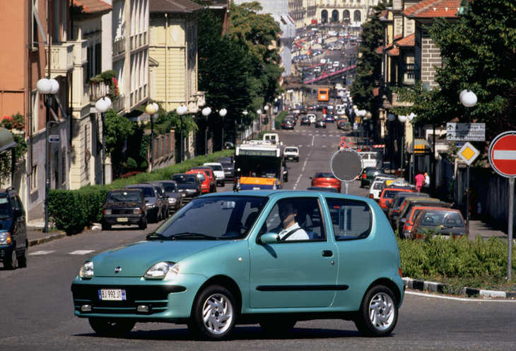 ロミティが退職する1998年に発表された「フィアット・セイチェント」。ポーランド工場で生産された。初心者や高齢者の足として一定の市場を獲得したが、イタリアの自動車時代を開いた同名の先代には遠く及ばなかった。