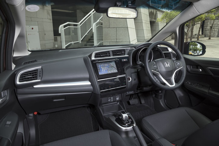 「ハイブリッドL Honda SENSING」のインテリアは、ブラックを基調にシルバーのアクセントが施される。