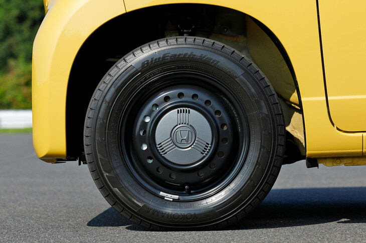 タイヤサイズは145/80R13。EV化によって増した車重を支えるため、またより大型のブレーキを装備するため、エンジン車の「N-VAN」（145/80R12）よりサイズアップしている。