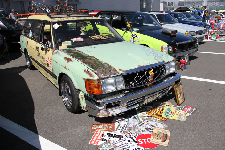 ラット風にカスタムされた、1987年登場の8代目130系「トヨタ・クラウン ステーションワゴン」。ボディーにはエイジング塗装が施され、サビはフェイク。フロントバンパーは5代目「トヨタ・ハイラックス」から流用。