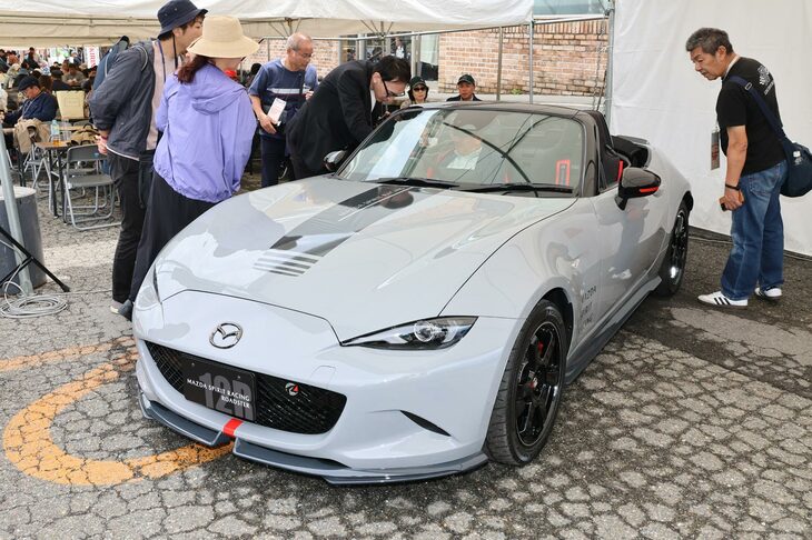 会場にサプライズ展示された「マツダ スピリット レーシング・ロードスター12R」に、オーナーたちも興味津々。ファンサービスとして、じゃんけんで勝ち抜いた幸運な12組のみが着座することが許された。開会式後に行われた12Rの着座権獲得のじゃんけん大会も、大いに盛り上がっていた。
