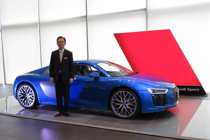 「アウディR8」とアウディ ジャパン斎藤 徹社長。