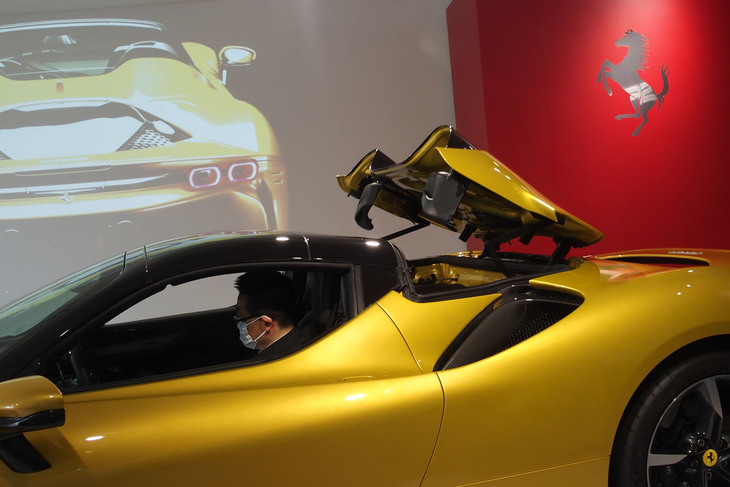 フェラーリSF90スパイダー（リトラクタブルハードトップ）