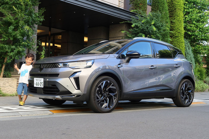 お出かけ前にポーズ。今回の相棒「ルノー・キャプチャー エスプリ アルピーヌ マイルドハイブリッド」と。