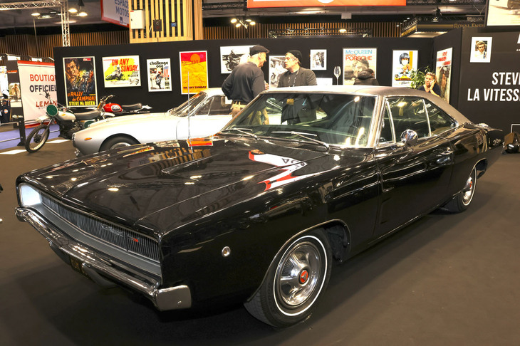 セルジュ・ゲンズブールと並ぶ“おやじたちの永遠のアイドル”スティーブ・マックイーン。彼にまつわるクルマの特集も組まれた。こちらは1968年の映画『ブリット』の名脇役である「ダッジ・チャージャーR/T」。
